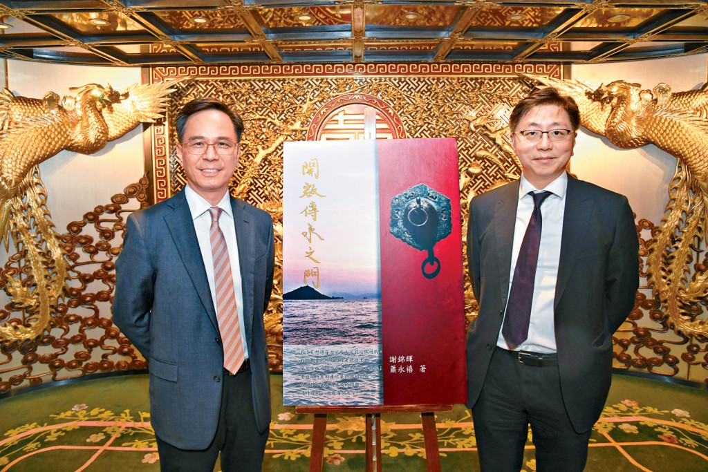 謝錦輝（左）解釋，傳承概念基本上分為3個部分，包括企業業務傳承、財富傳承及無形資產傳承。