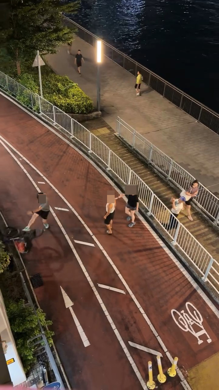 灰衫男衝向老翁的單車並起飛腳。wy15032020@Threads影片截圖