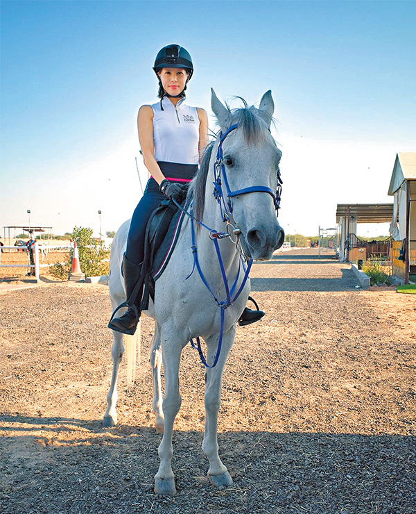 「Mark嫂」梁家玉兩年前開始迷上馬術，能夠在杜拜的沙漠上演「家族騎馬」，令她夢想成真。
