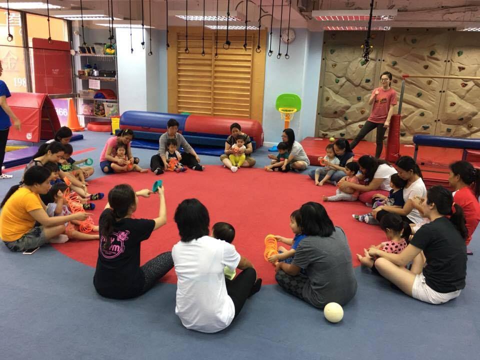 課程開始時會有Circle Time，透過唱歌與跳舞進行熱身， 營造輕鬆愉快的氛圍，讓小朋友自然投入接下來的活動。（圖片來源：官方圖片）