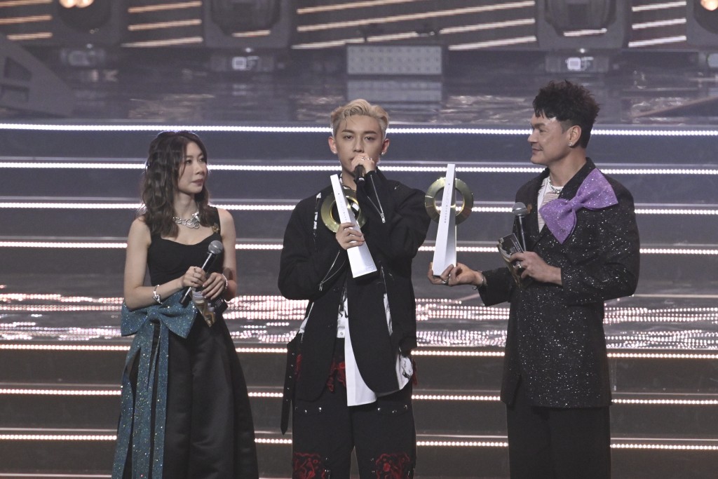 MC张天赋不断获奖，再夺「最优秀流行男歌手」，以及凭《世一》获得全球华人至尊金曲奖，连夺两个大奖。