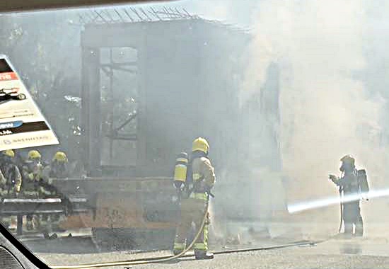 消防到場將火撲熄。fb:屯門公路塞車關注組 消防到場將火撲熄。fb:屯門公路塞車關注組