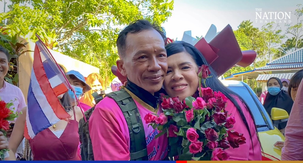 泰国52岁男子素帖（Suthep Promjit）为向56岁女友证明爱意，徒步完成了1200公里的旅程，成功在情人节当天向女朋友求婚。（截图自FB）