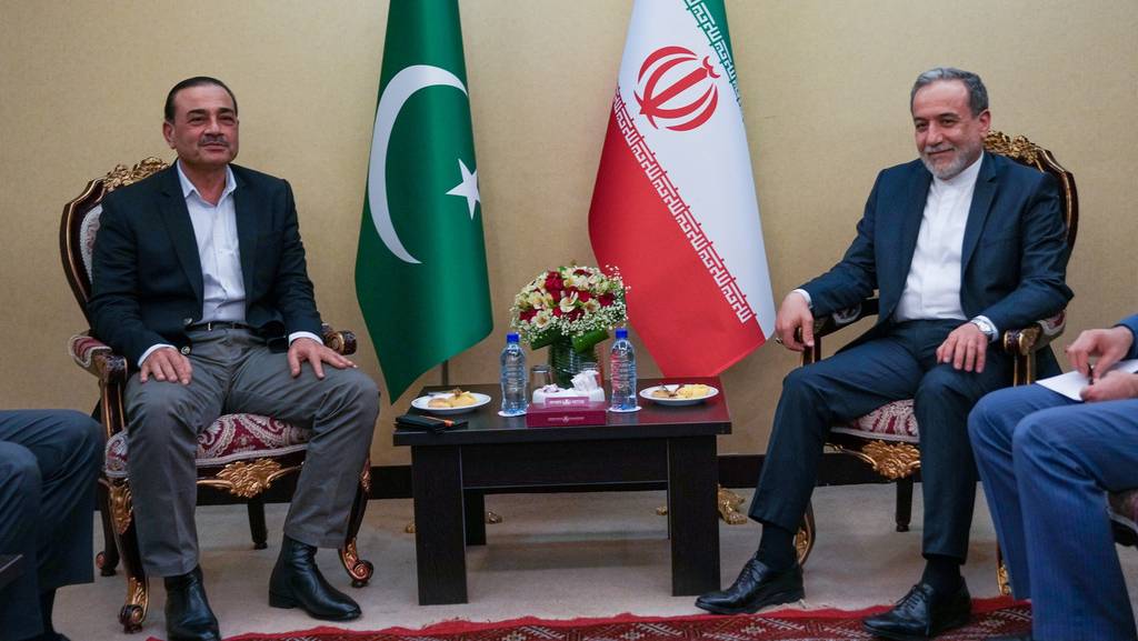 伊朗外交部长阿拉格奇（右）4月15日在德黑兰会见了巴基斯坦陆军参谋长穆尼尔。美联社