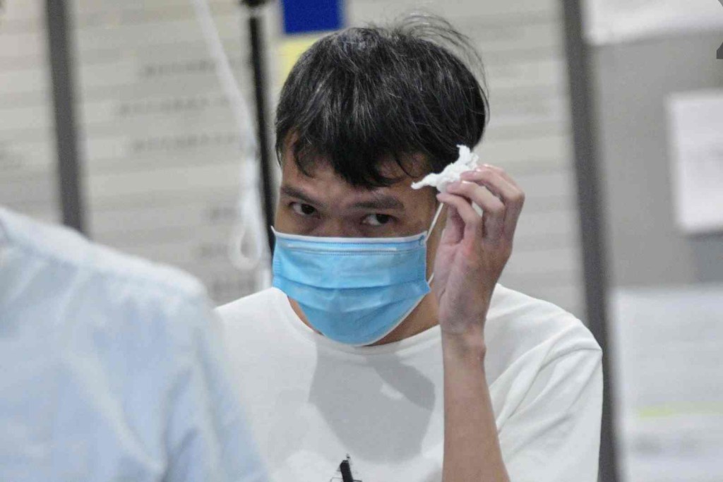 被告樊家豪(右)。