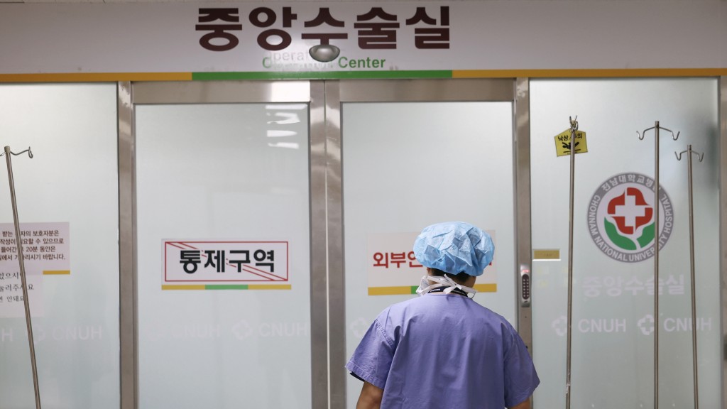 南韓醫生指出，資源不均導致院內醫生工時長薪水低，擴招讓沒那麼優秀的人成為醫生不是解決辦法。 美聯社