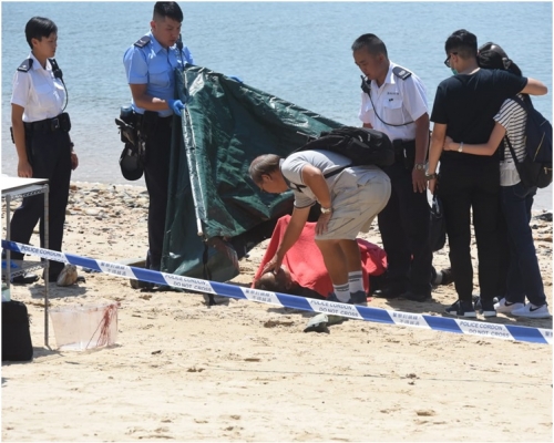 死者父親及親友到場認屍。梁國峰攝