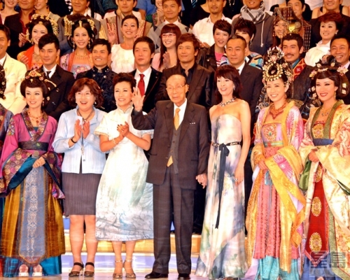 140位藝員與邵逸夫(前排右四)出席無綫42周年台慶亮燈儀式。資料圖片