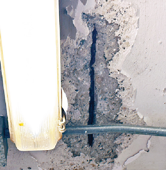 ■伊院一個員工更衣室的天花有剝落或被鑿開痕跡。