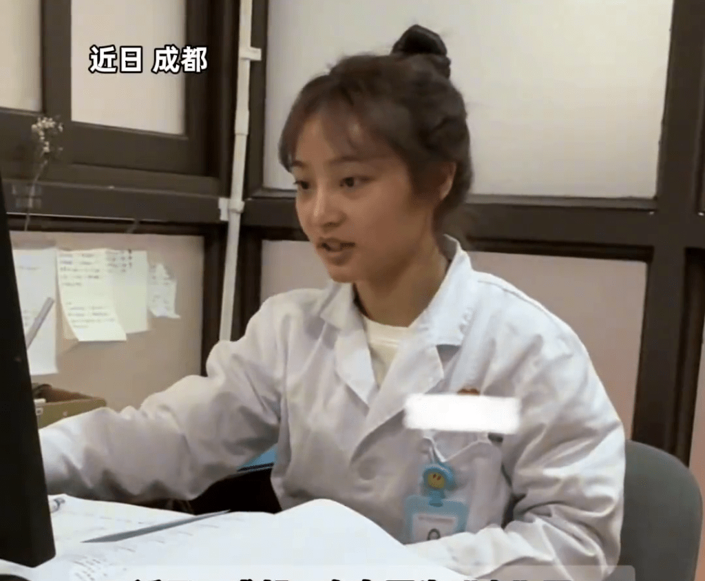 美女康復師白天行醫,為住院的老年人做康復治療。 美女康復師白天行醫,為住院的老年人做康復治療。