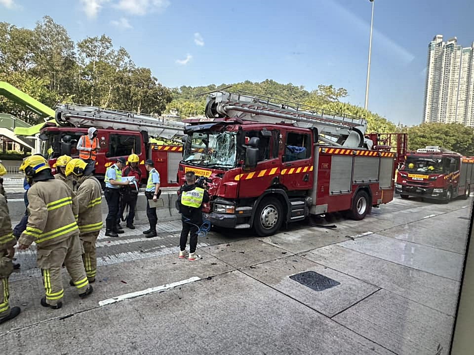 青山公路葵涌段发生消防车与九巴相撞。fb：消防群组