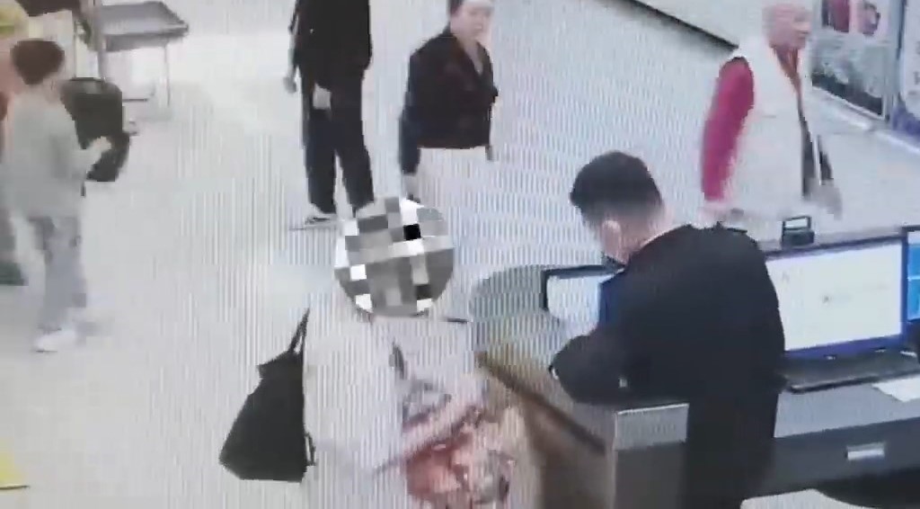 两名男女经莲塘口岸北上时，揭发现偷运燕窝。