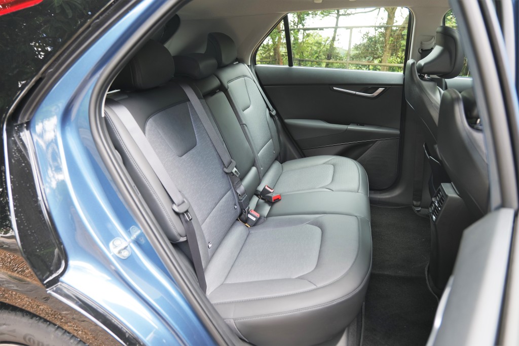 ●後排地台較淺,頭部空間較緊密。 ●後排地台較淺,頭部空間較緊密。