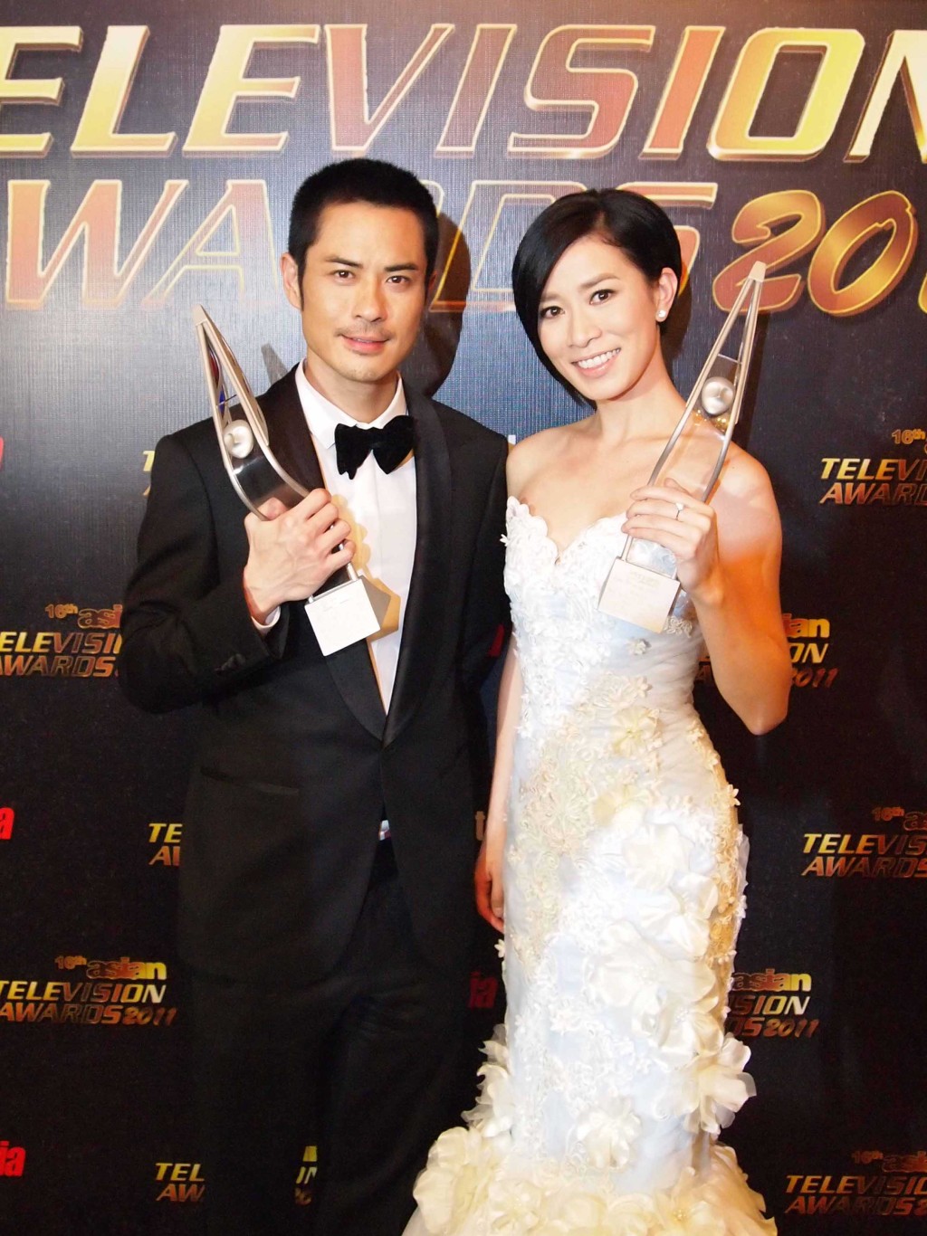 佘詩曼（右）獲新加坡《第16屆亞洲電視大獎2011》封為「最佳戲劇女主角」。