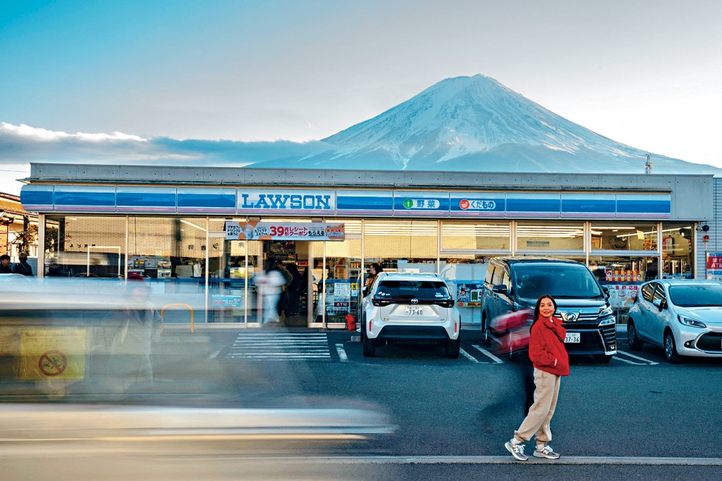 河口湖的Lawson便利店前,是拍攝富士山的熱門地點。