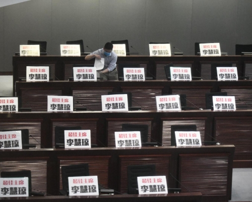 民主派議員座位放上「最佳主席李慧琼」標語。
