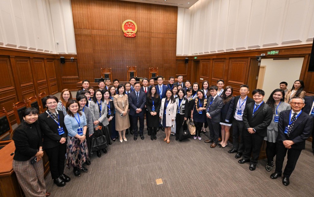 張國鈞帶領逾40位跨專業界別代表,來到深圳與約70間內企和行業協會的代表交流。張國鈞FB圖片 張國鈞帶領逾40位跨專業界別代表,來到深圳與約70間內企和行業協會的代表交流。張國鈞FB圖片