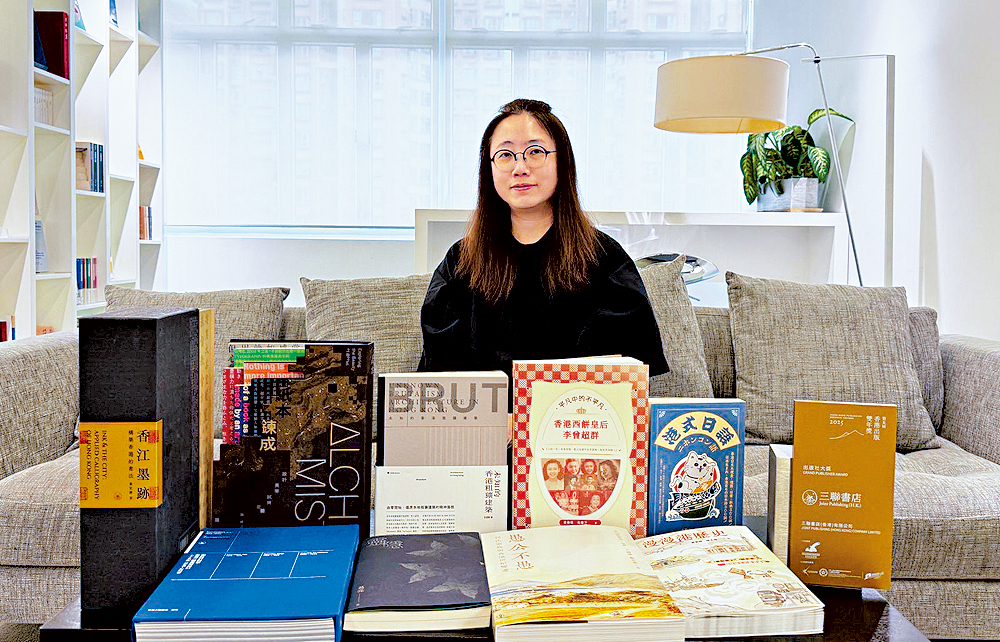 三聯書店（香港）有限公司助理總編輯李毓琪展示本屆「雙年獎」的各得獎作品。