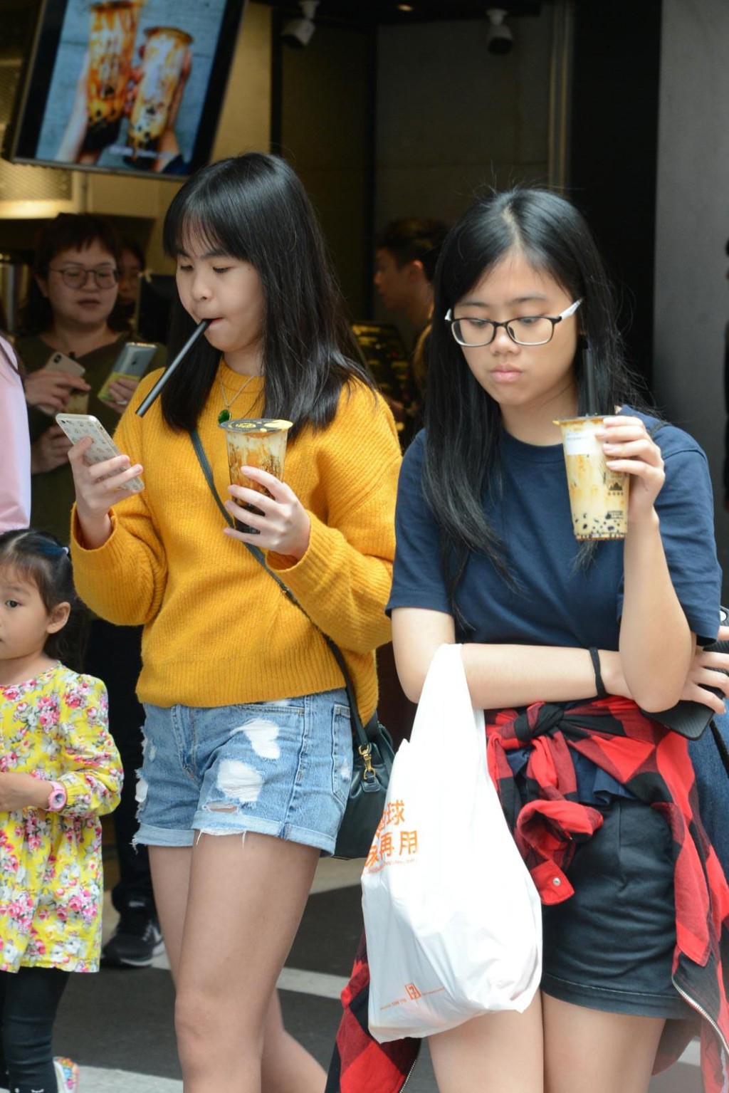 市民外出的衣著單薄