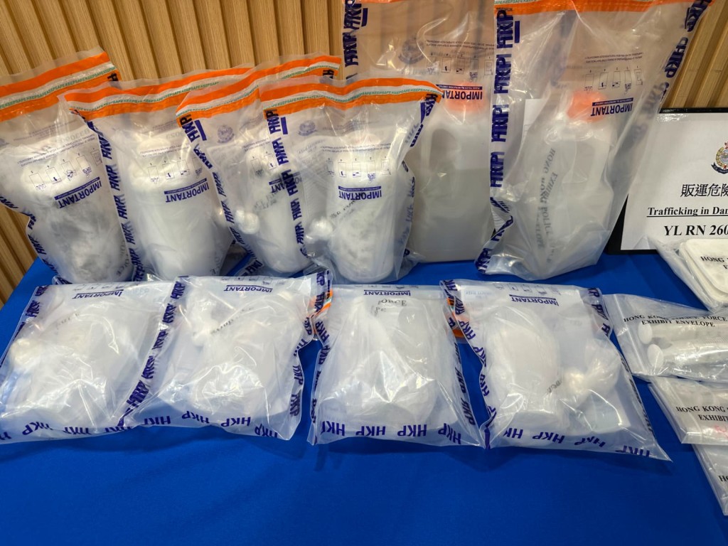 警方檢獲液態依托咪酯、食用香料及包裝工具。
