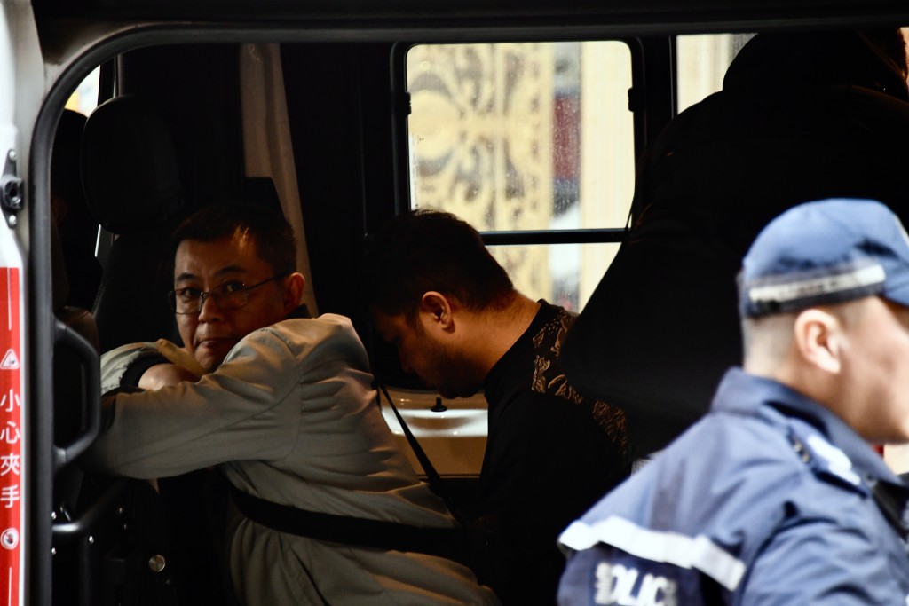 一名男子登上警車協助調查。楊偉亨攝 一名男子登上警車協助調查。楊偉亨攝