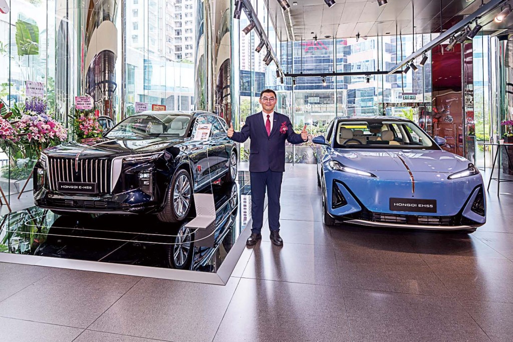■展廳內展出品牌兩款主打純電動SUV:旗艦級E-HS9(黑車)及中型EHS5(藍車)。 ■展廳內展出品牌兩款主打純電動SUV:旗艦級E-HS9(黑車)及中型EHS5(藍車)。