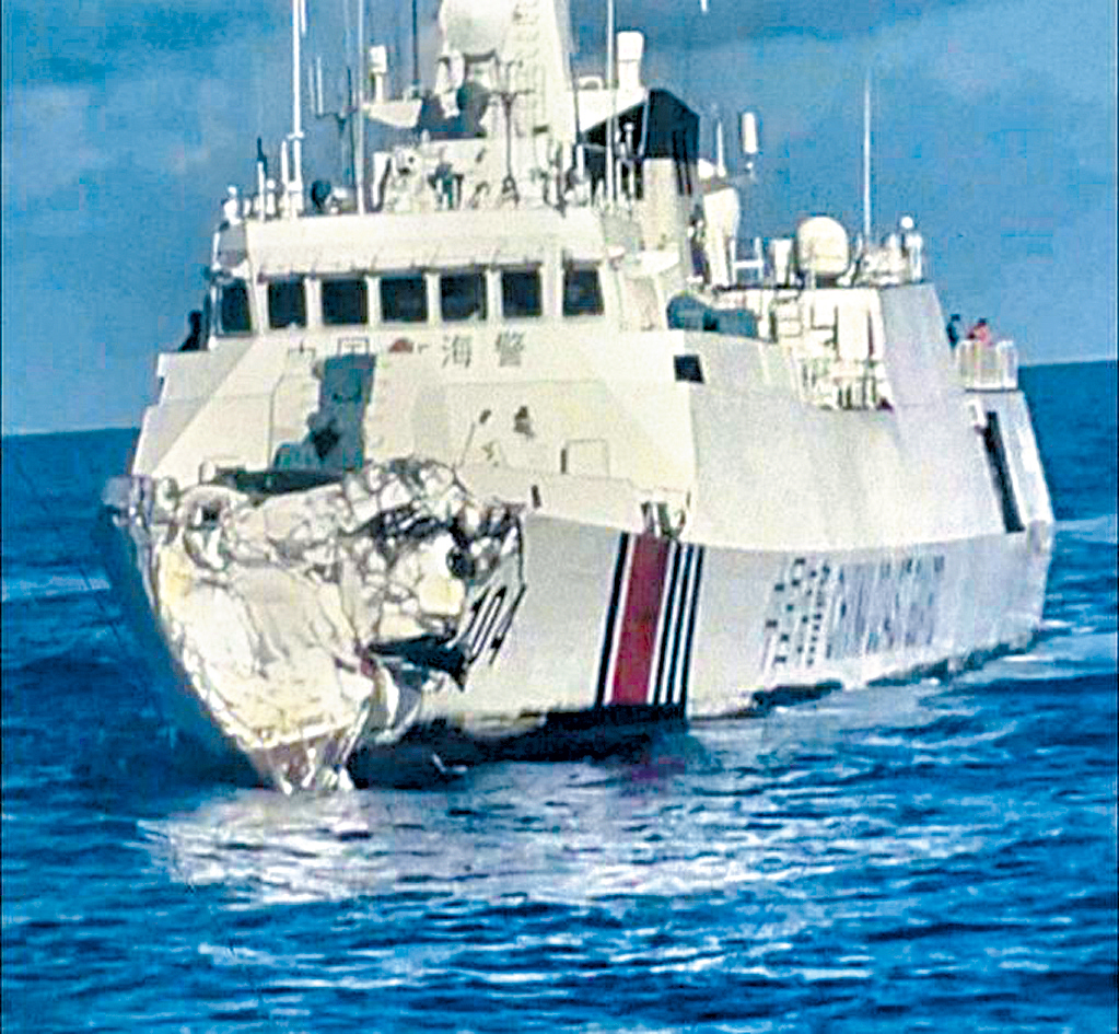 中國海警船船頭嚴重受損。