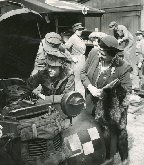 19歲的女皇服役期間，向母后示範整車。