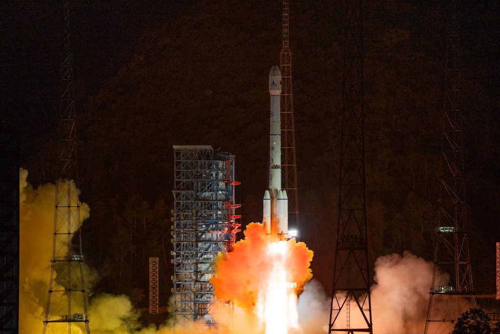 长征三号乙运载火箭,成功将行星探测工程天问二号探测器发射升空。 中新社 长征三号乙运载火箭,成功将行星探测工程天问二号探测器发射升空。 中新社