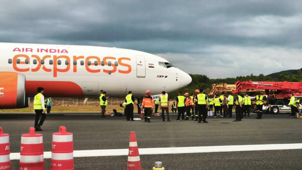印度快運航空客機起落架故障癱瘓機場7小時。（Facebook／Phuket International Airport - HKT）