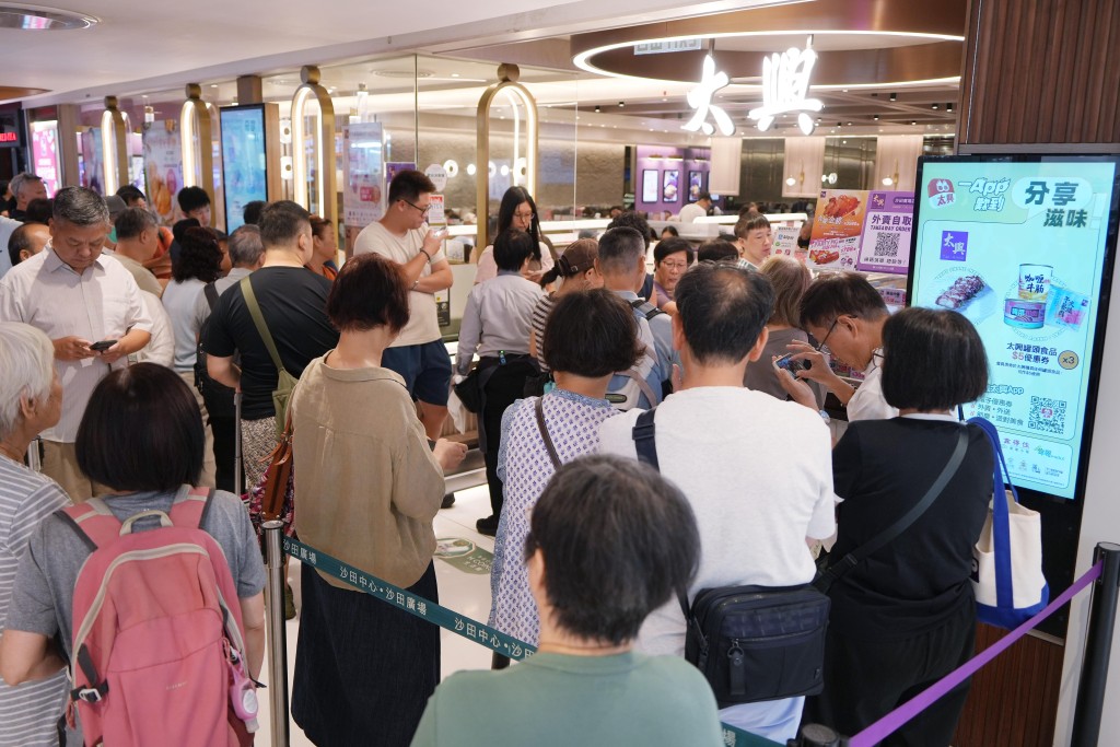 大批市民外出消費,沙田一商場內氣氛熱鬧。 大批市民外出消費,沙田一商場內氣氛熱鬧。
