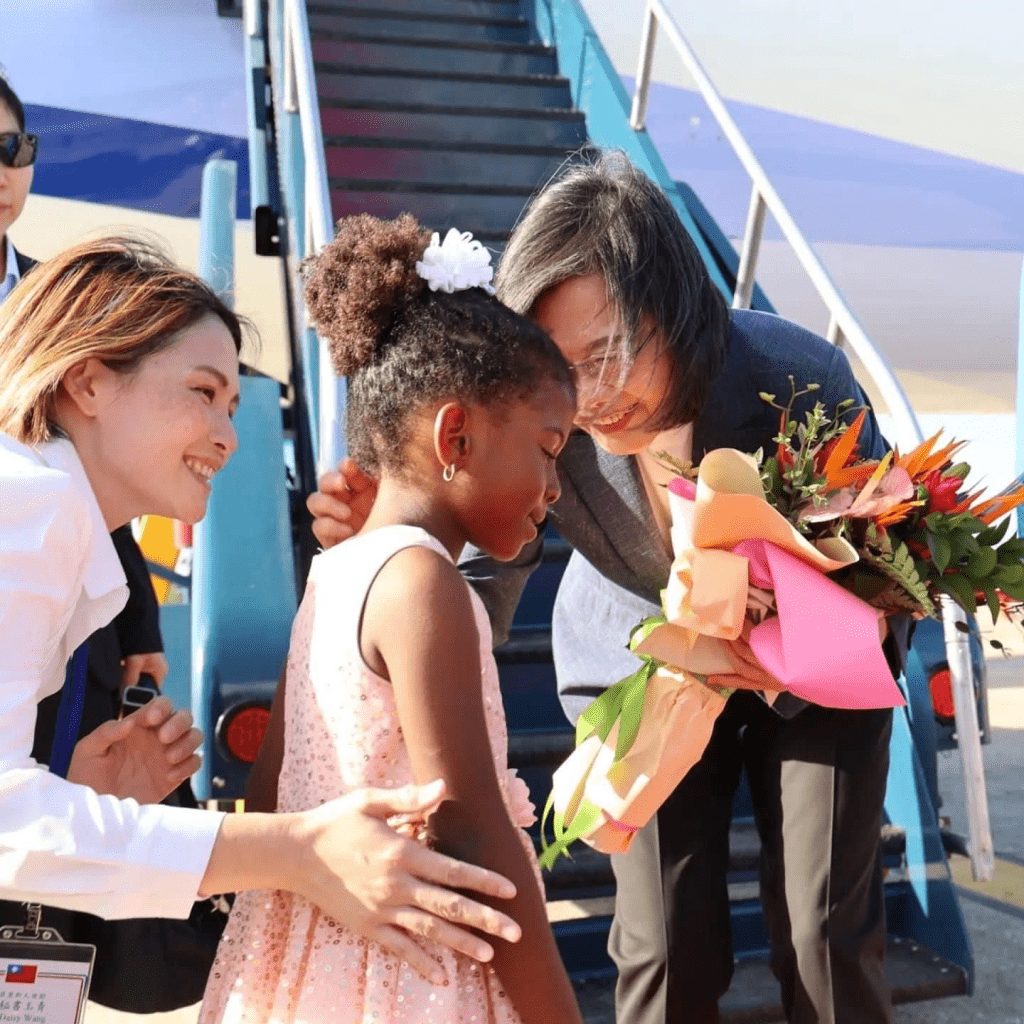蔡英文出访伯利兹，落机时接收欢迎的花束。FB