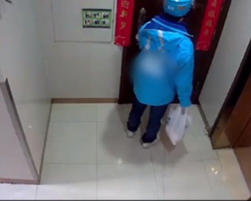 外賣哥在門外苦等1小時。