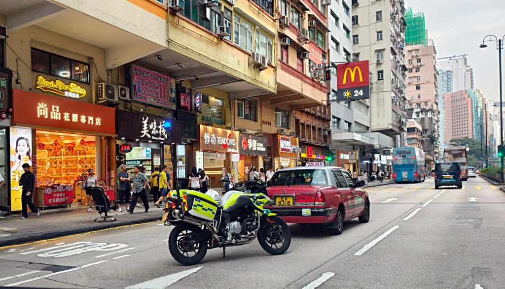 涉事平治房車在彌敦道文明里撞到一部的士。黃文威攝 涉事平治房車在彌敦道文明里撞到一部的士。黃文威攝