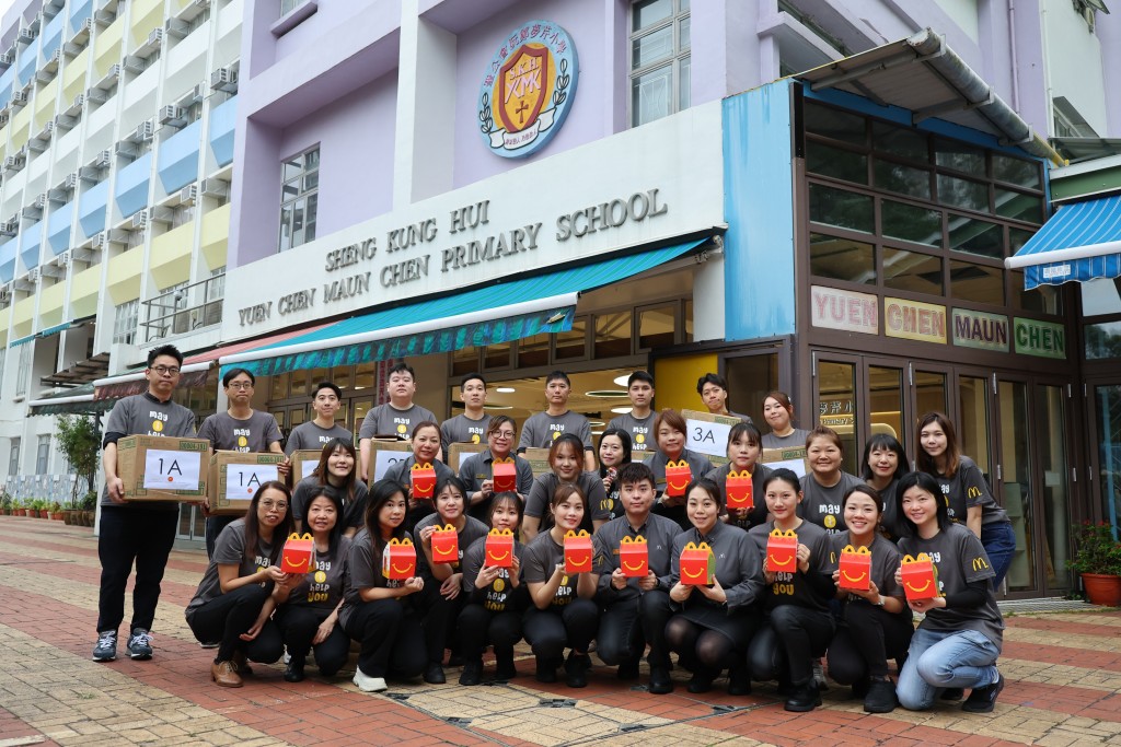 早前，麦当劳义工团队到访大埔区内小学的圣诞聚会，为师生送上超过 800 份温暖的早餐。