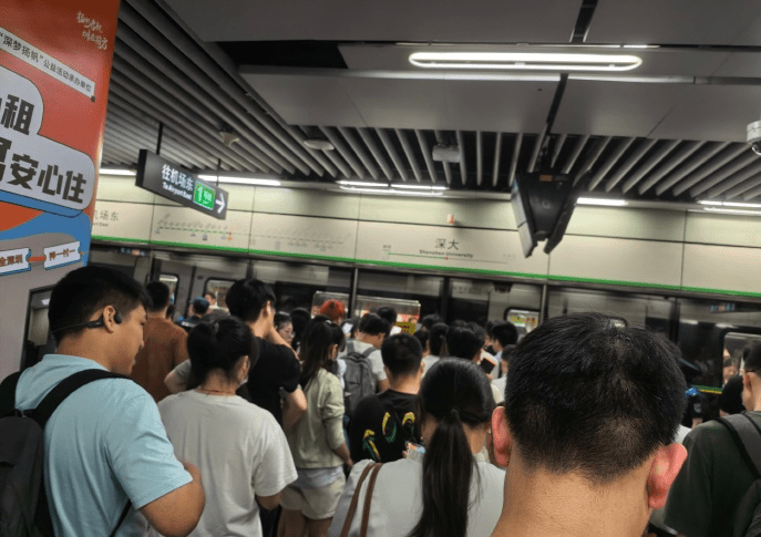 深圳地鐵1號線,早上繁忙時段出故障,多站滯留大量乘客。 深圳地鐵1號線,早上繁忙時段出故障,多站滯留大量乘客。