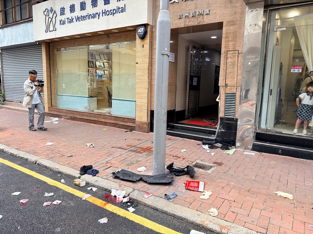 現場遺下血漬及包紮的物品。梁國峰攝 現場遺下血漬及包紮的物品。梁國峰攝