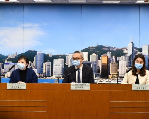 醫院管理局總行政經理庾慧玲(右)