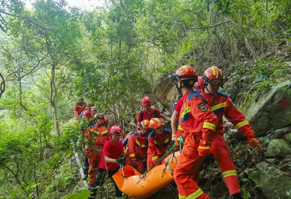 女子闯深圳梧桐山非开放区失足,多部门联合救援。 深圳公益救援队 女子闯深圳梧桐山非开放区失足,多部门联合救援。 深圳公益救援队