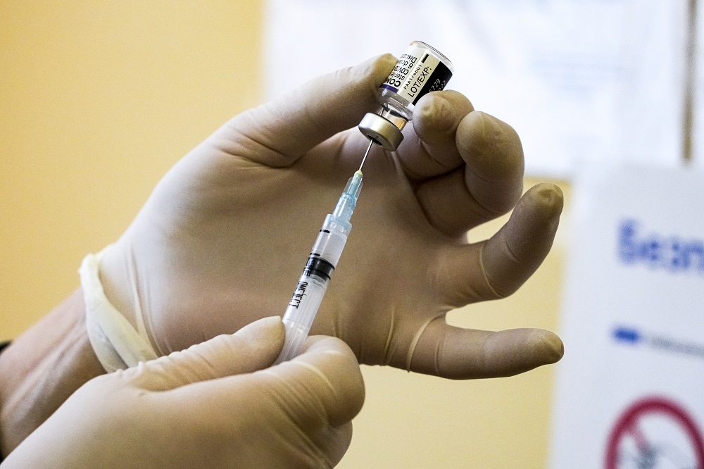 世衛指，目前繼續支持公平分配疫苗。AP圖片