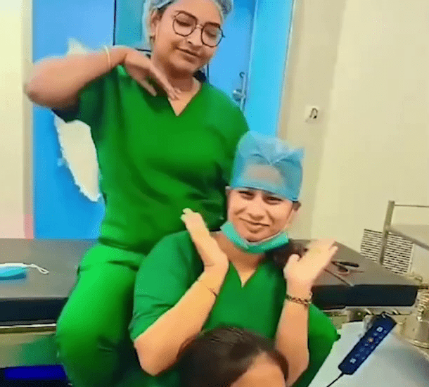 印度3護士1人坐在手術床上，2人在前跳起舞來。 網片截圖
