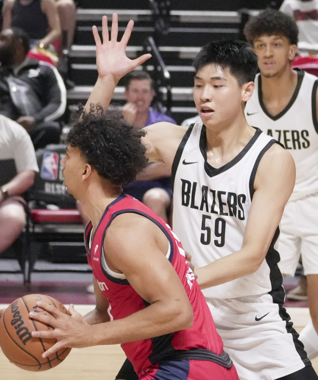 崔永熙(右)登陸NBA加盟籃網。新華社