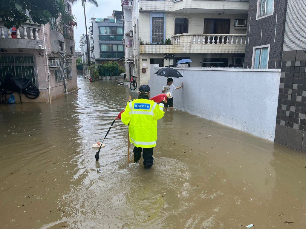 元朗警區處理多宗水浸報告。fb:元朗警區 元朗警區處理多宗水浸報告。fb:元朗警區