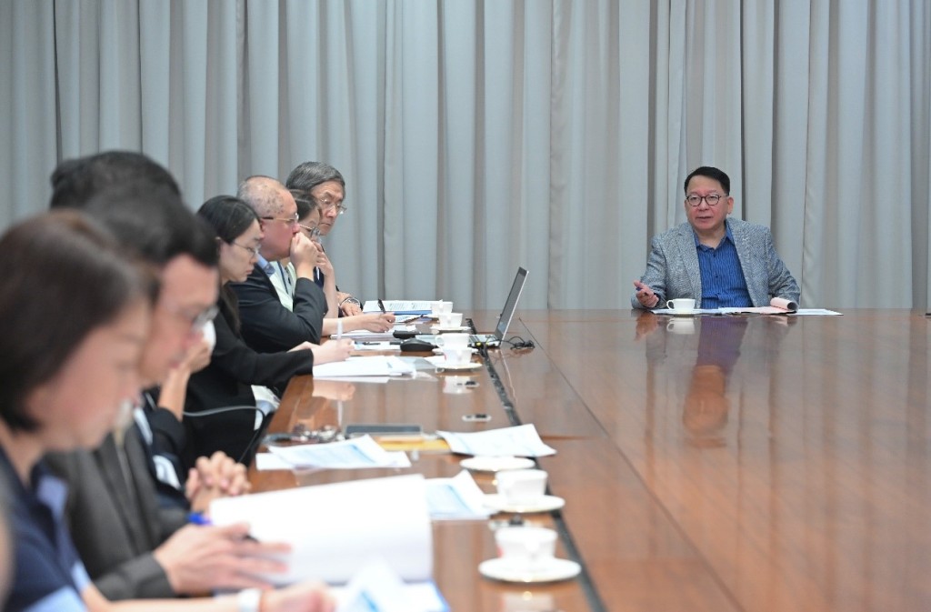 政務司司長陳國基(右一)今日(九月二十一日)主持應對極端天氣督導委員會會議。政府新聞處 政務司司長陳國基(右一)今日(九月二十一日)主持應對極端天氣督導委員會會議。政府新聞處