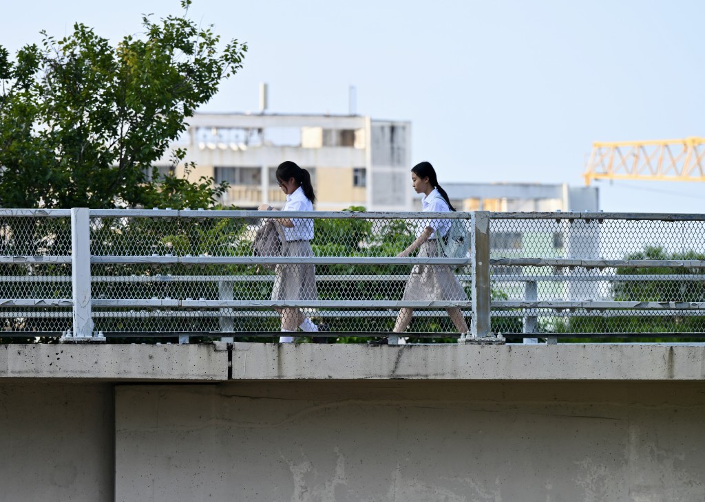 是次调查于今年9月进行，以网上问卷形式访问6073名学生。