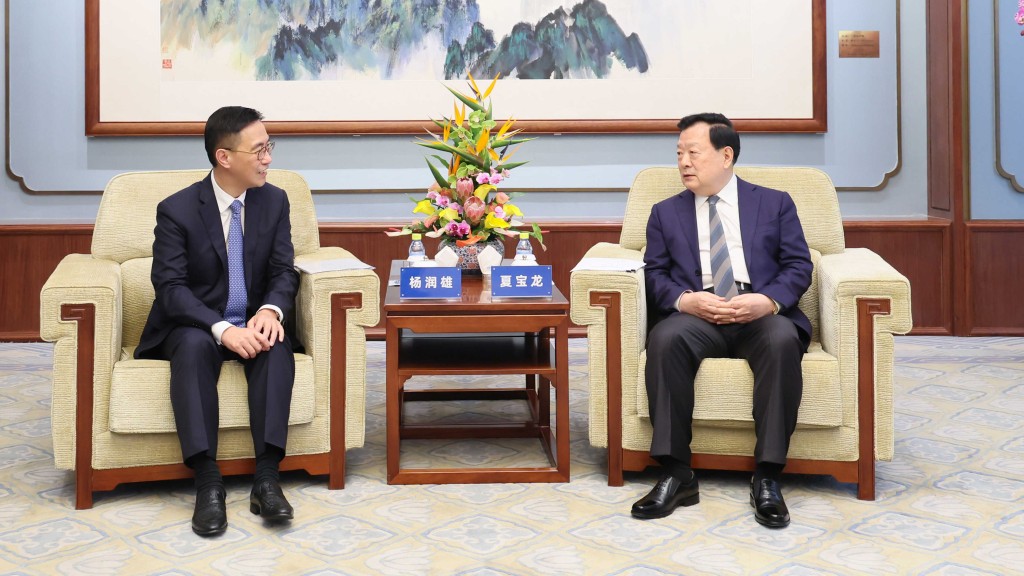 5月9日，中央港澳辦主任夏寶龍在北京接見文化體育及旅遊局長楊潤雄