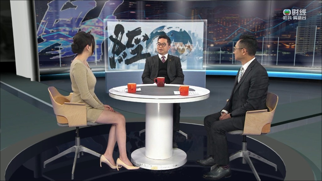 普通話財經主播張晉最近以貼身短裙主持節目《財經演義》引起網民關注。