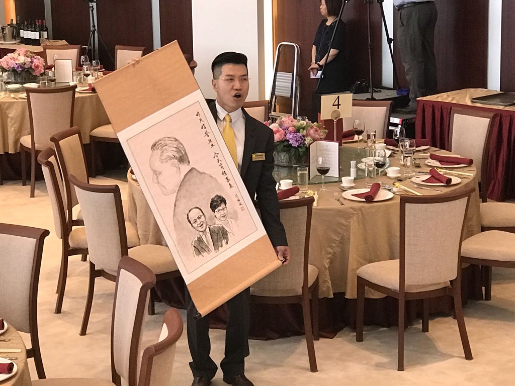 范國威送字畫被帶走。