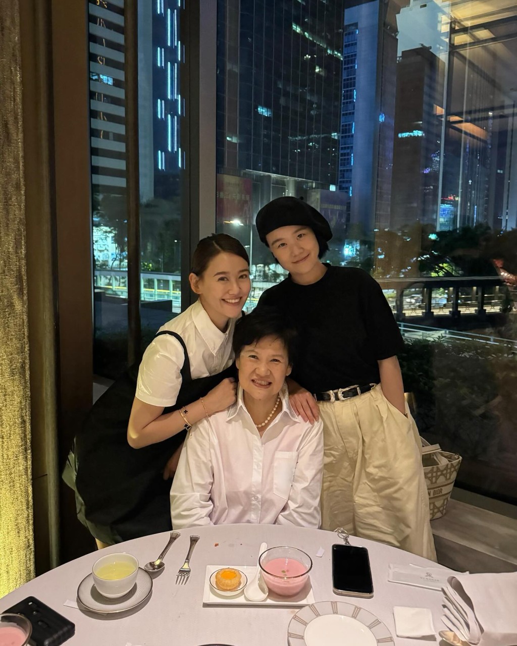 朱韵韵日前与妈妈到酒店staycation，庆祝母亲节。
