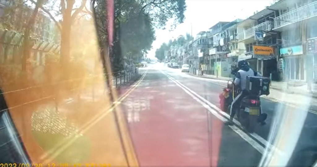 两架电单车都在行驶期间左摇右摆。资料图片